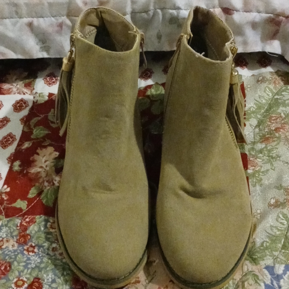 WOMEN'S SIZE 6 TAN BOOTS